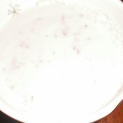 コレステロール対策で牛乳でなく豆乳でいちごミルクにしてますがそれでも美味しかったです。写真白っぽいですがきれいなピンク色でした。